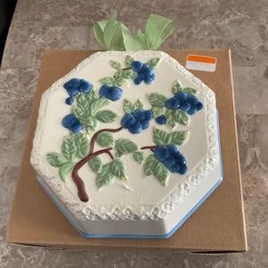 AVON 2002 Decorative Blueberry Mold